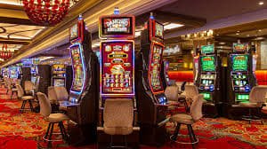 Meja permainan casino dengan alat dan chip lengkap untuk taruhan