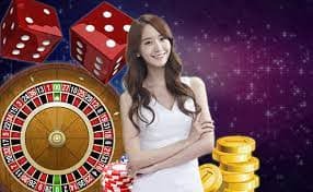 Seorang dealer casino live membagikan kartu saat permainan berlangsung